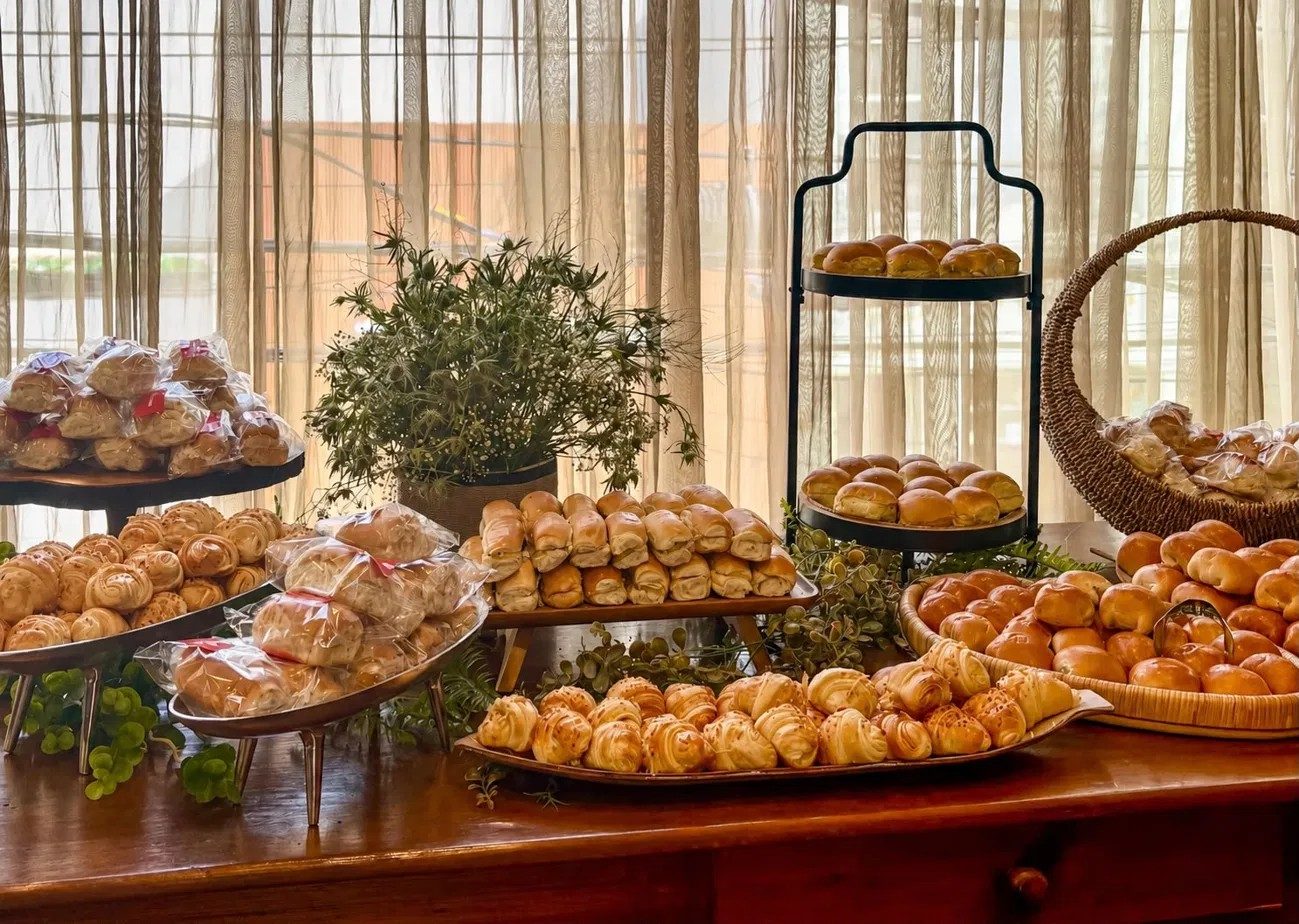Mesa de coffee break premium com pães e salgados finos