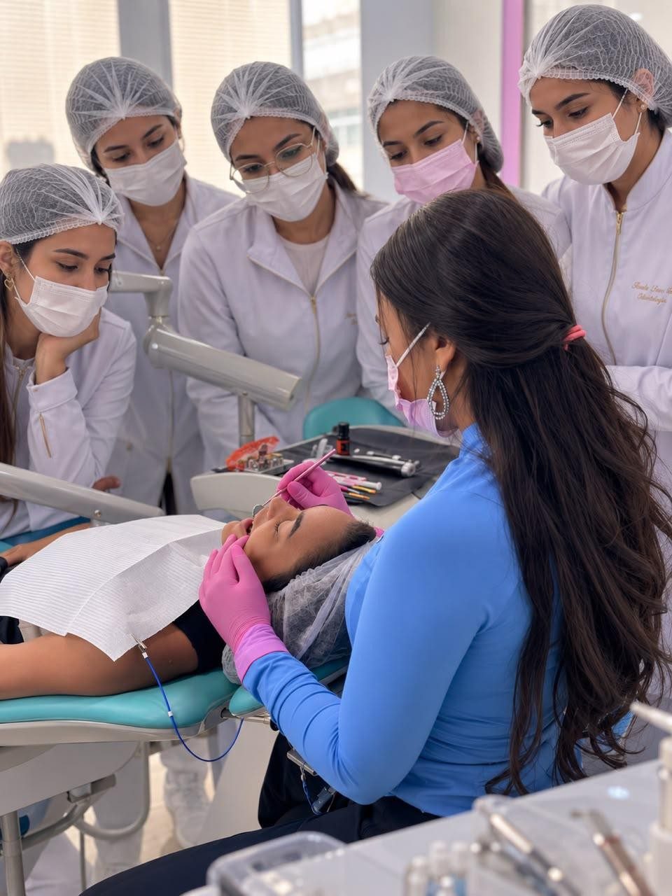 Dra. Aline Fidelis com canetas de resina, pronta para a demonstração