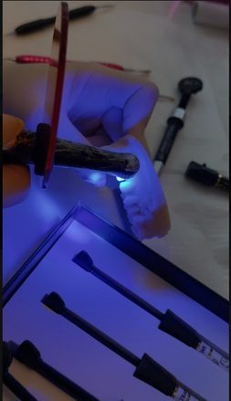 Fotopolimerização de resina em modelo de estudo